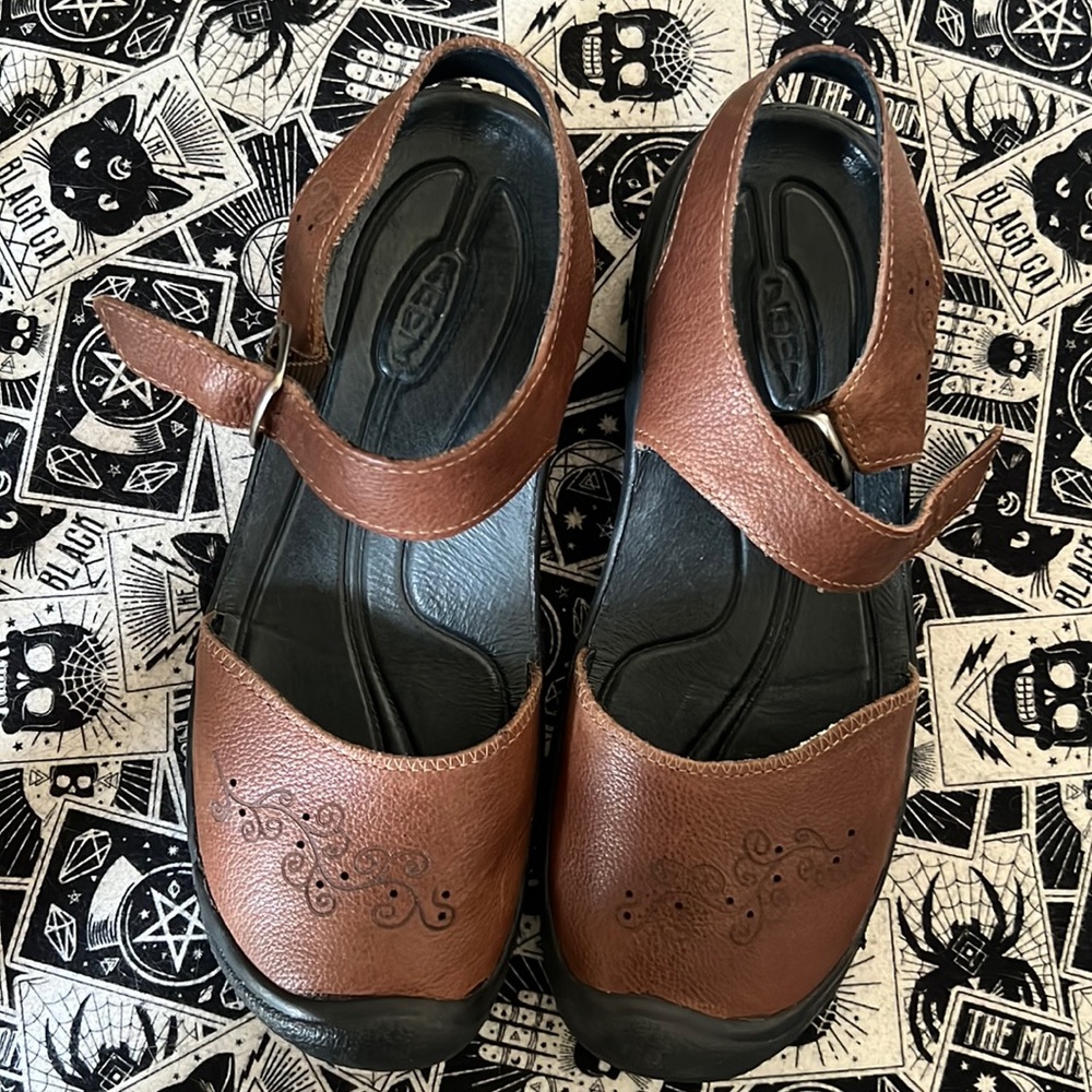 Keen women’s 7.5 closed toe sandals